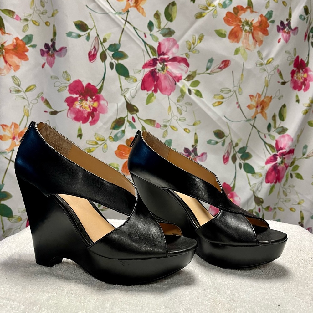 Nine West size 7 black leather wedge platform strappy heel